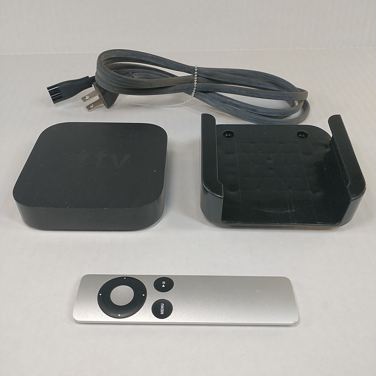 Apple TV 3 3rd Generation A1469 Streaming Media Player + Remote Power Cord Mount