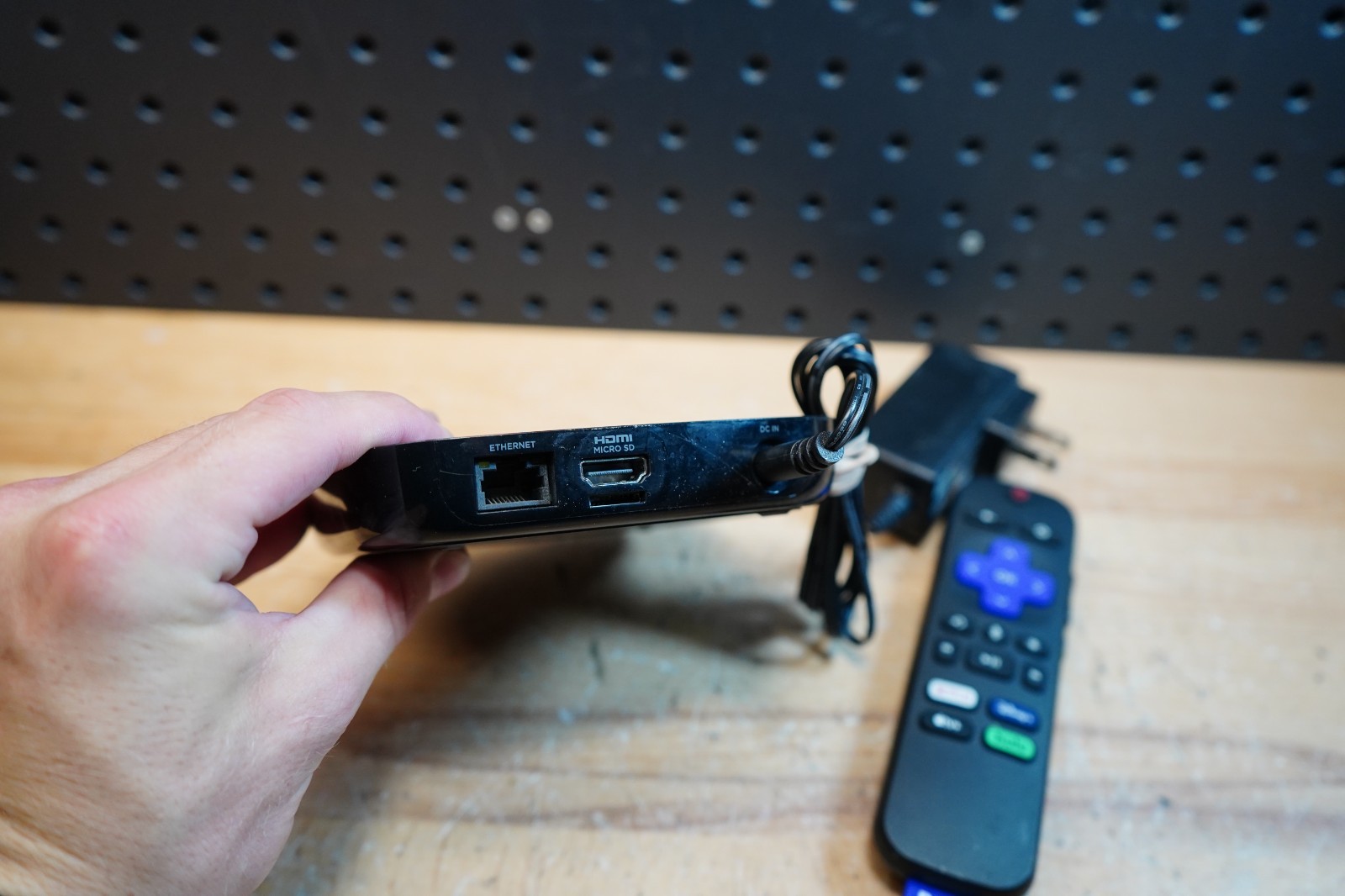 (D) Roku Premiere+ 4630X 4K HDR Streaming Media Player Voice Remote + Power