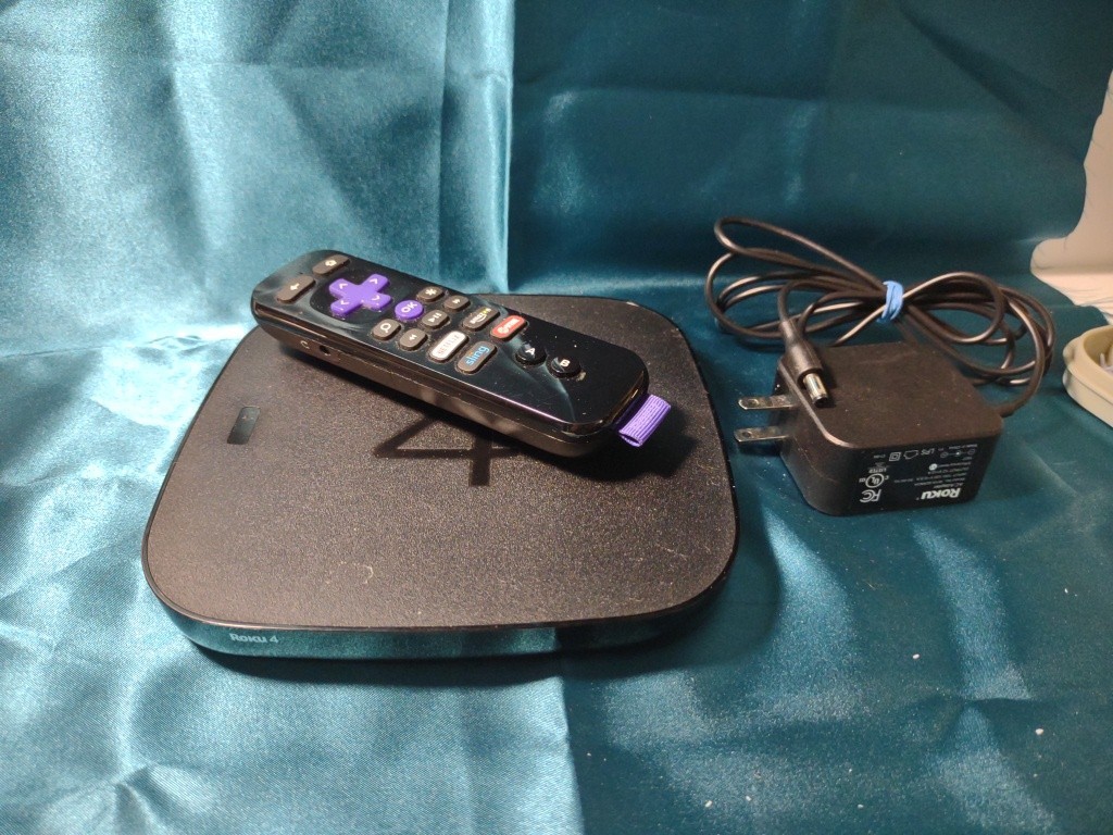 Roku 4 (4th Generation) Media Streamer 4400X W/Power Adapter, Remote (READ DESC