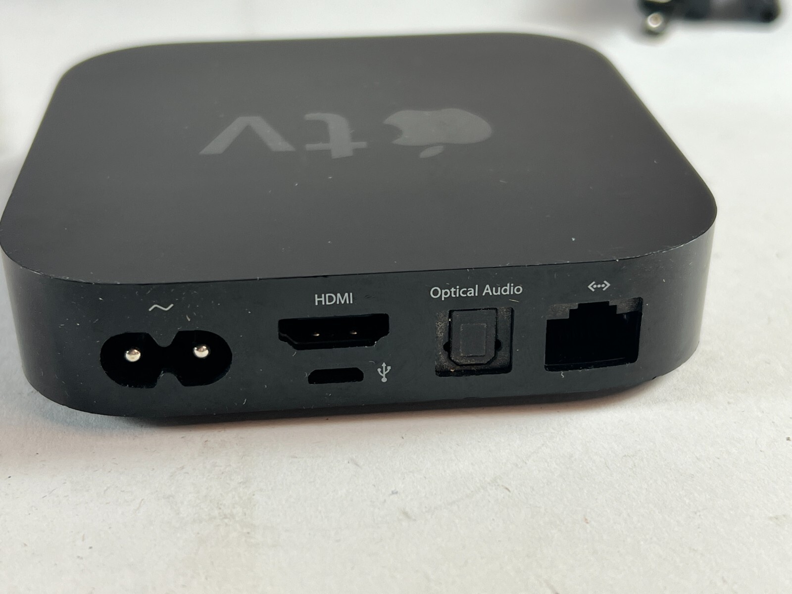 AppleTV A1427 3rd Gen with Remote Control & Innovelis Inc Total Mount
