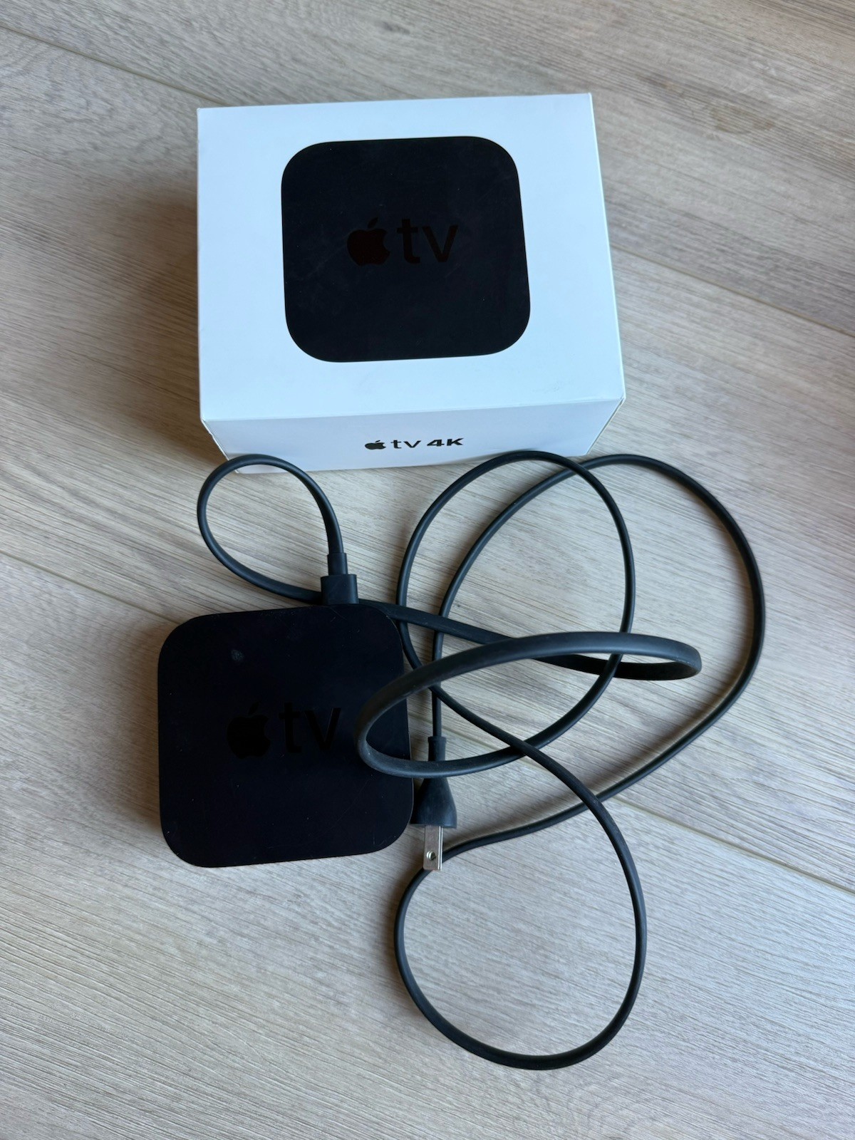 Apple Tv WiFi + Ethernet Media Streamer Black + box + power cord