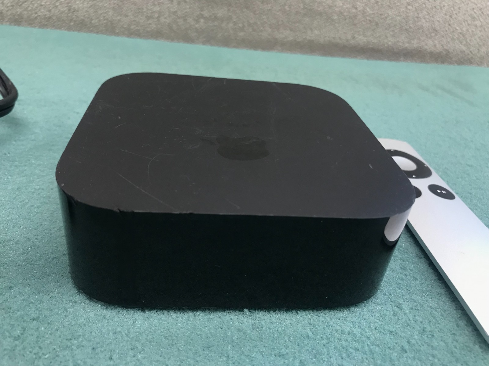 Apple TV A1625 4th Gen 32GB HD Media Streamer w/ Aluminum Apple Remote – AP166
