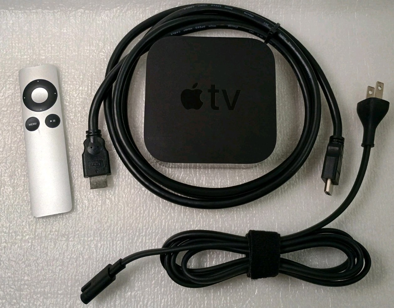 Apple TV HD 4th Gen 32GB Model A1625 Power Cord HDMI Cable & Remote, Reset