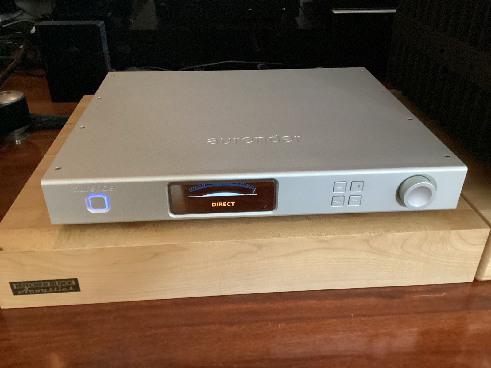 Aurender A10 Streamer with built-in DAC , Remote Control. $5500 retail