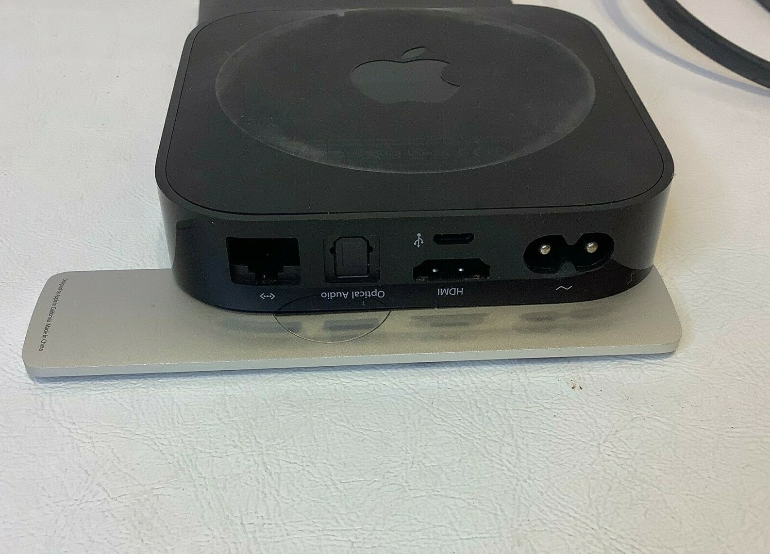 Apple TV (2nd Generation) Media Streamer w/ Remote – A1378