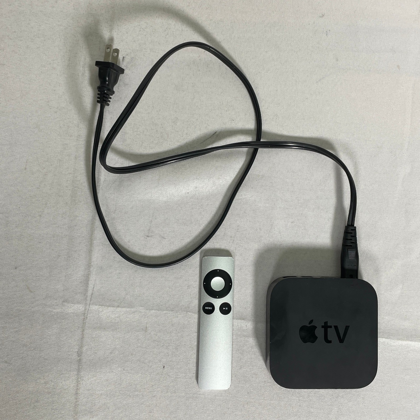 Apple TV 3rd Gen A1469 MD199LL/A Black HD Stream Media Player w/ Silver Remote