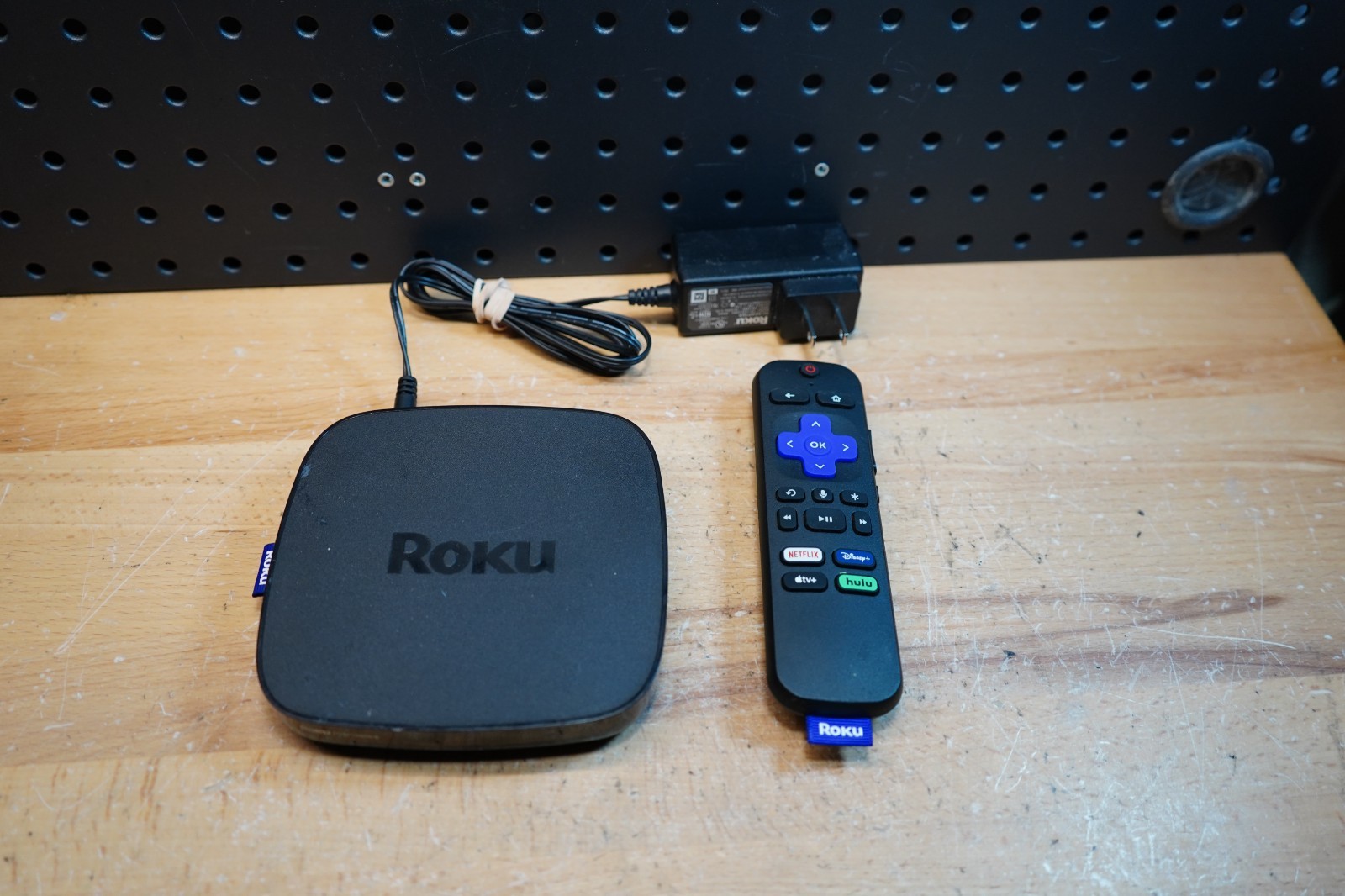 (D) Roku Premiere+ 4630X 4K HDR Streaming Media Player Voice Remote + Power