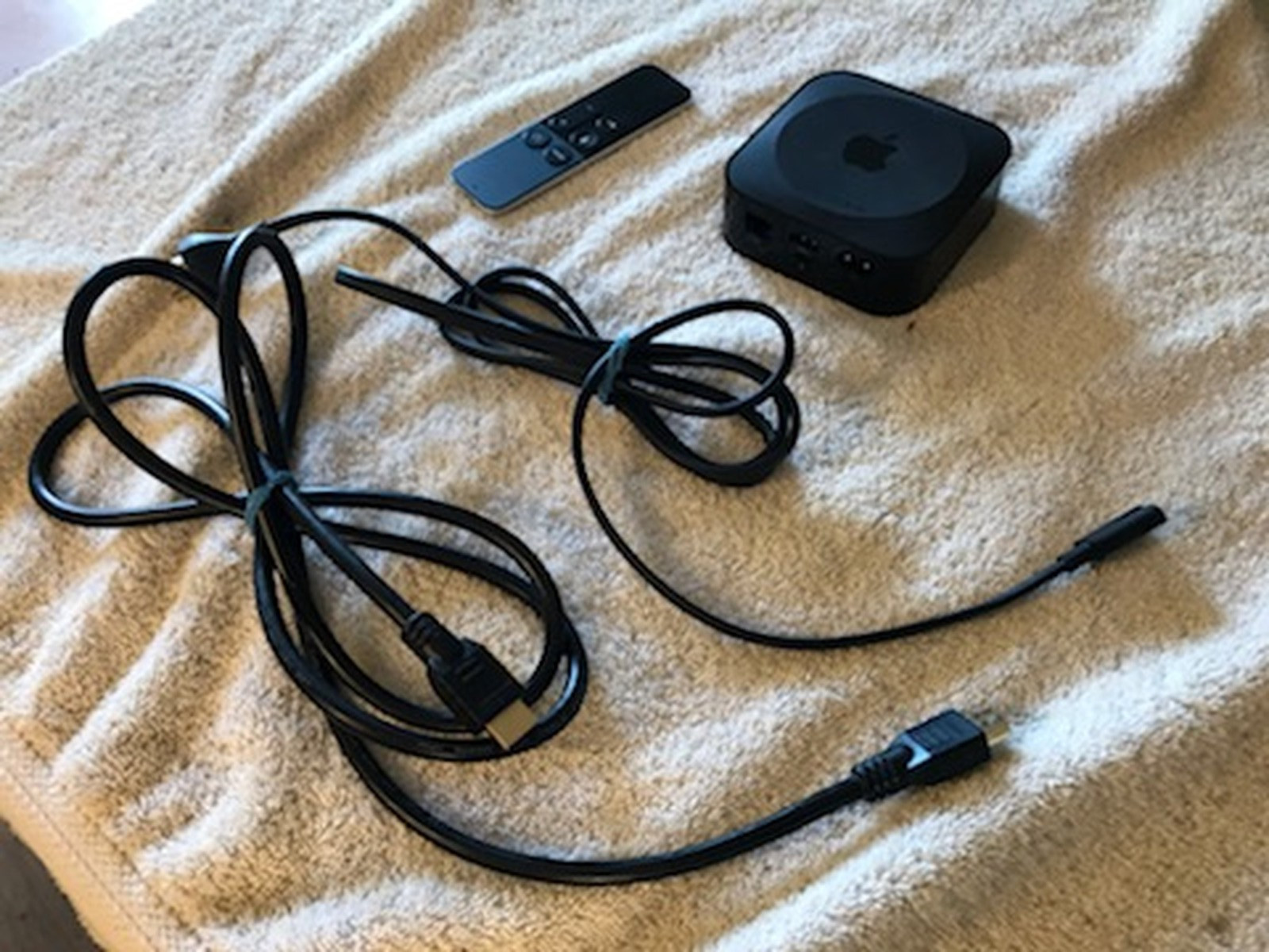 Apple TV 4th Gen 32GB 1080p HD Media Streamer A1625 remote and Power/HDMI cables
