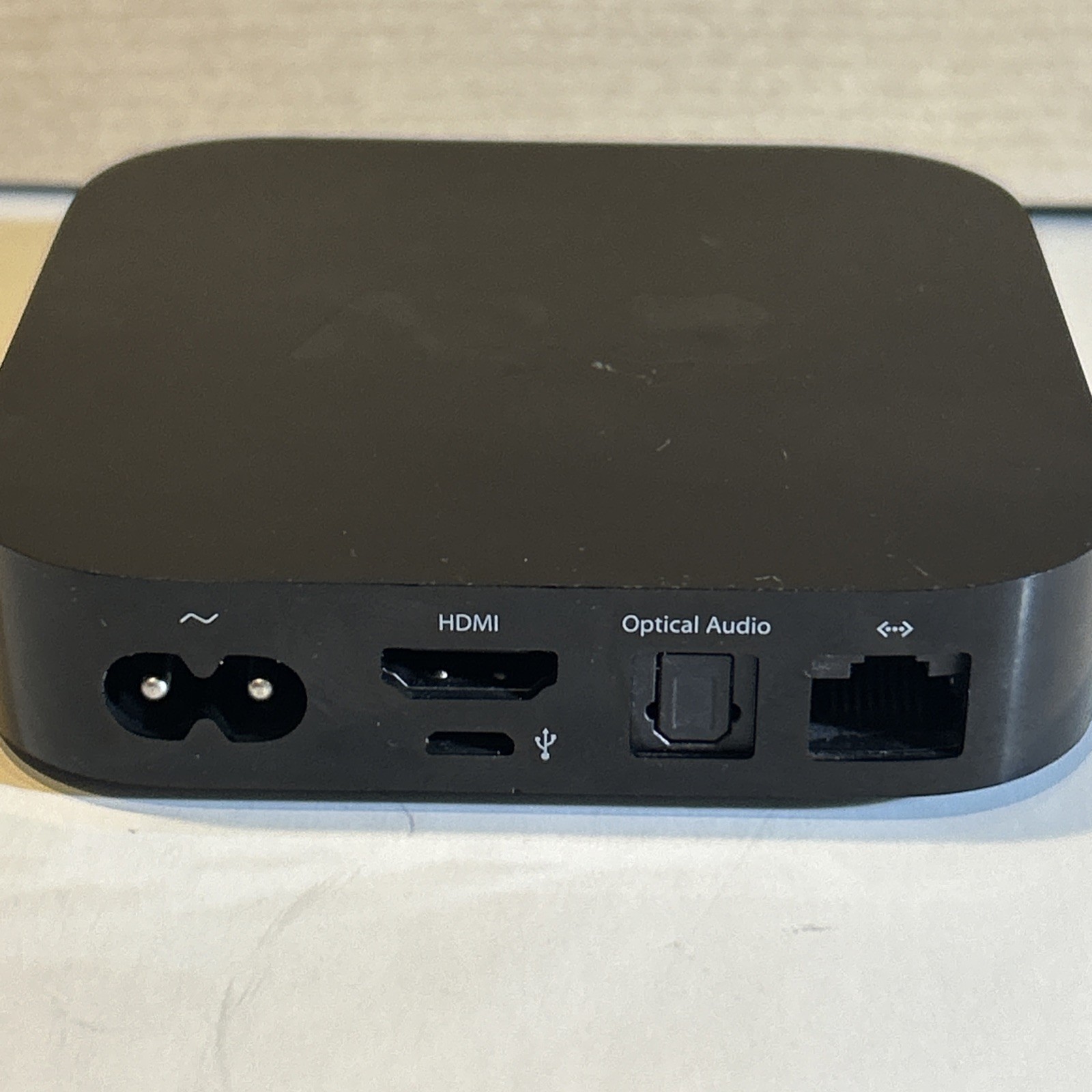 Apple TV (2nd Gen) 8GB Media Streaming Player A1378 MC572LL/A with remote