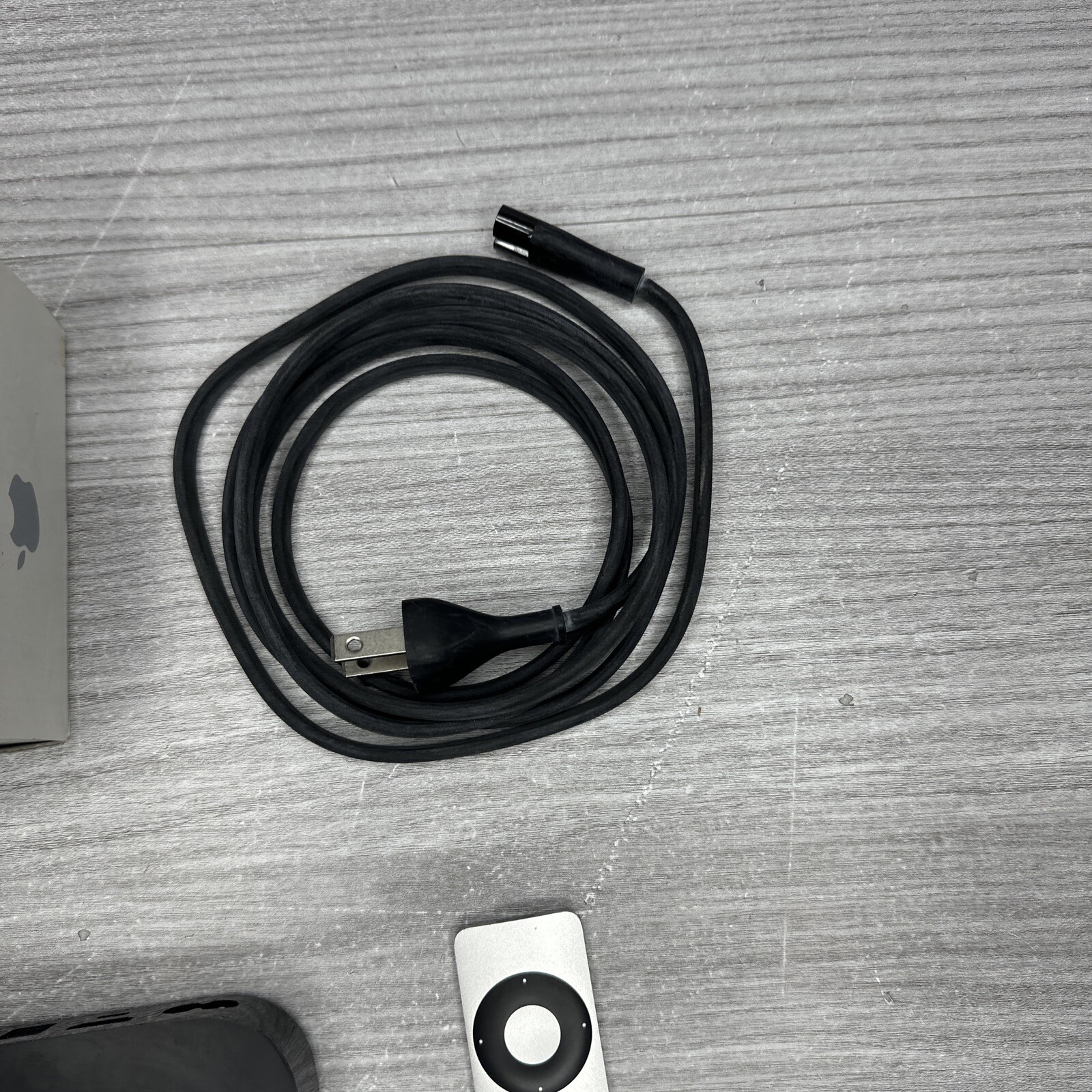 Apple TV 2nd Gen A1378 Streaming Media Player MC572LL/A with Remote & Power Cord