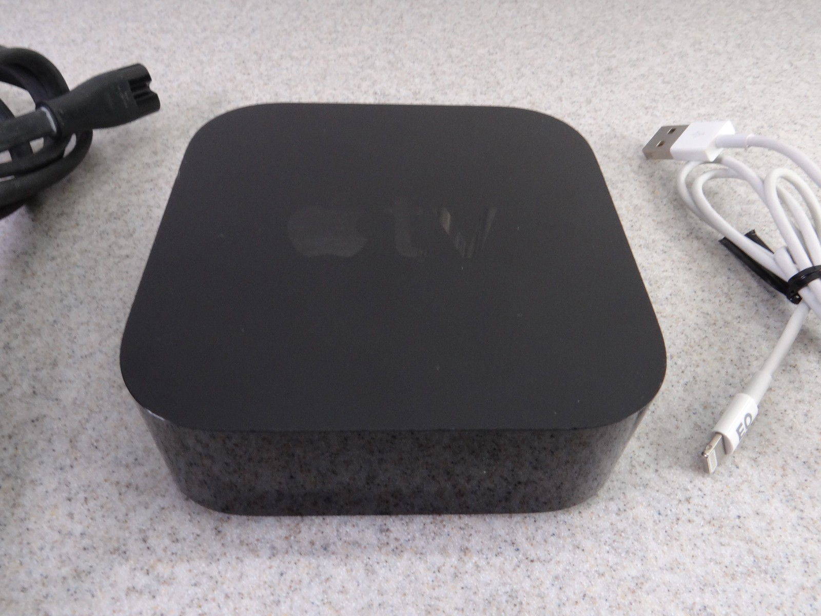 Apple TV 4K 1st Gen 32GB Digital HD Media Streamer A1842 WiFi + Ethernet