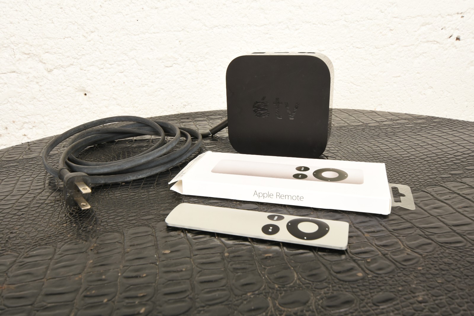 Apple TV 4K 32GB HD Media Streamer Model A1842 1st Generation-w/Remote & Cable