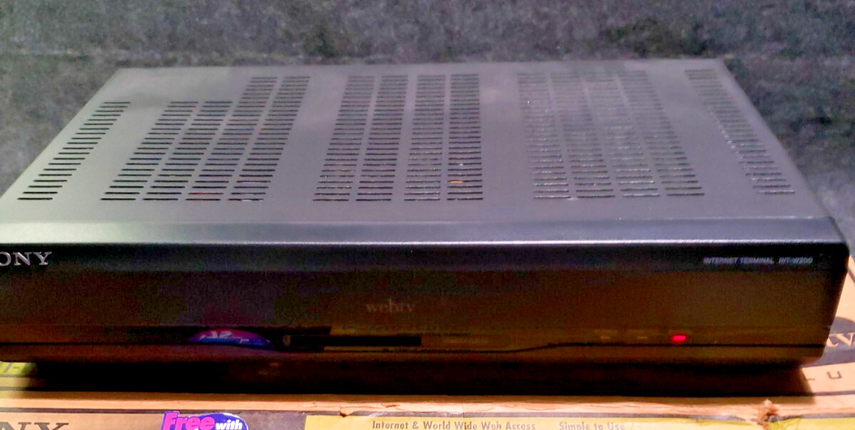 Vintage Sony WEBTV PLUS INT-W200 Internet Terminal & Keyboard … ….(OSSD)