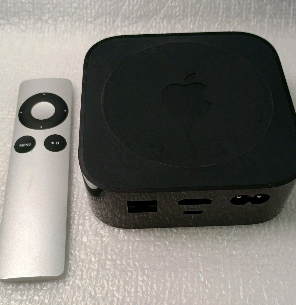 Apple TV HD 4th Gen 32GB Model A1625 Power Cord HDMI Cable & Remote, Reset