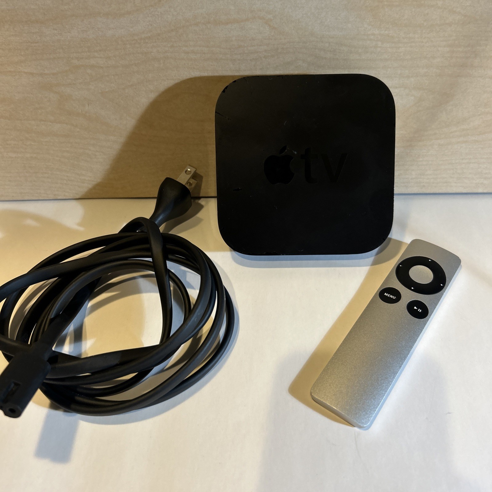 Apple TV (2nd Gen) 8GB Media Streaming Player A1378 MC572LL/A with remote