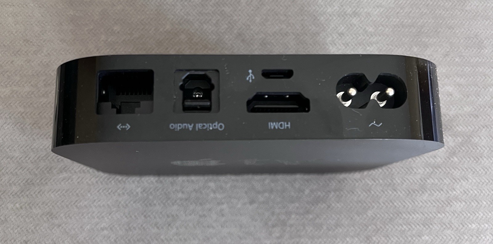 Apple TV 4th Gen 32GB 1080p Wi-Fi Media Streamer A1625 MGYS2LL/A Black