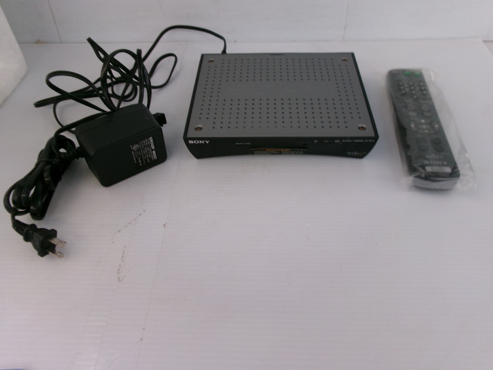 Sony WEBTV INT-W150 Internet Terminal WITH REMOTE & KEYBOARD (YLG90)