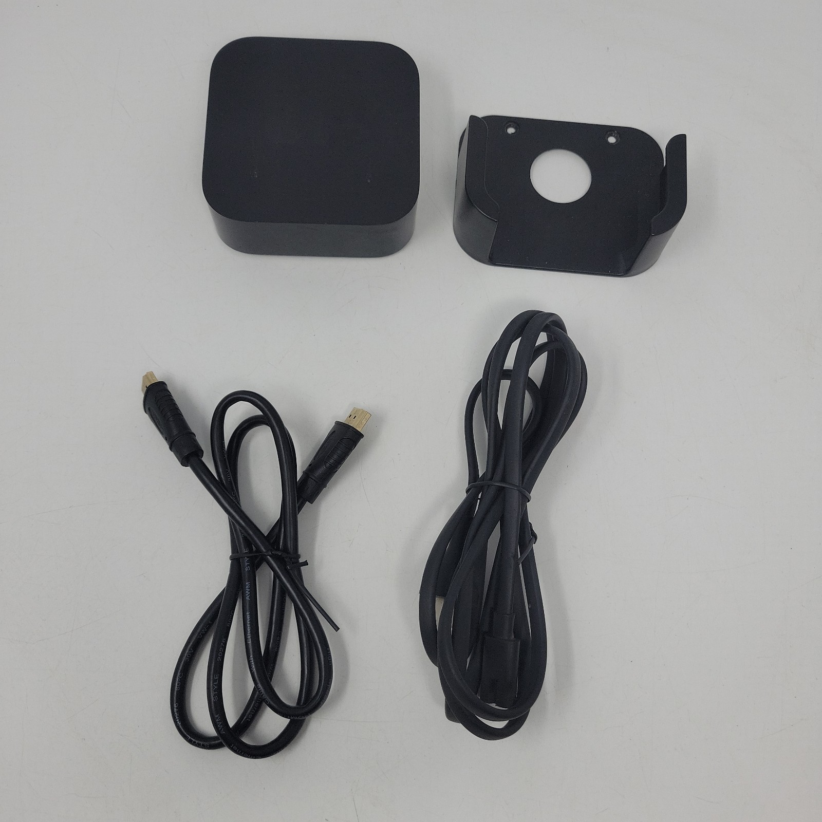 Apple TV (4th Generation) A1625 32GB HD Media Streamer + Mounting (NO REMOTE)