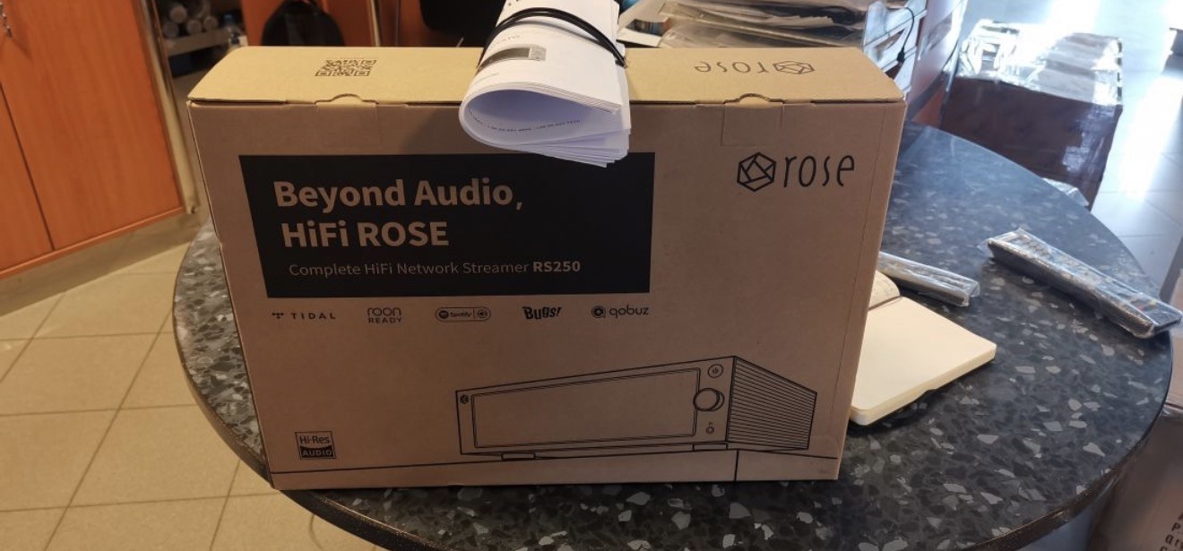 Hifi Rose RS250 Music Network Streamer in original box with remote