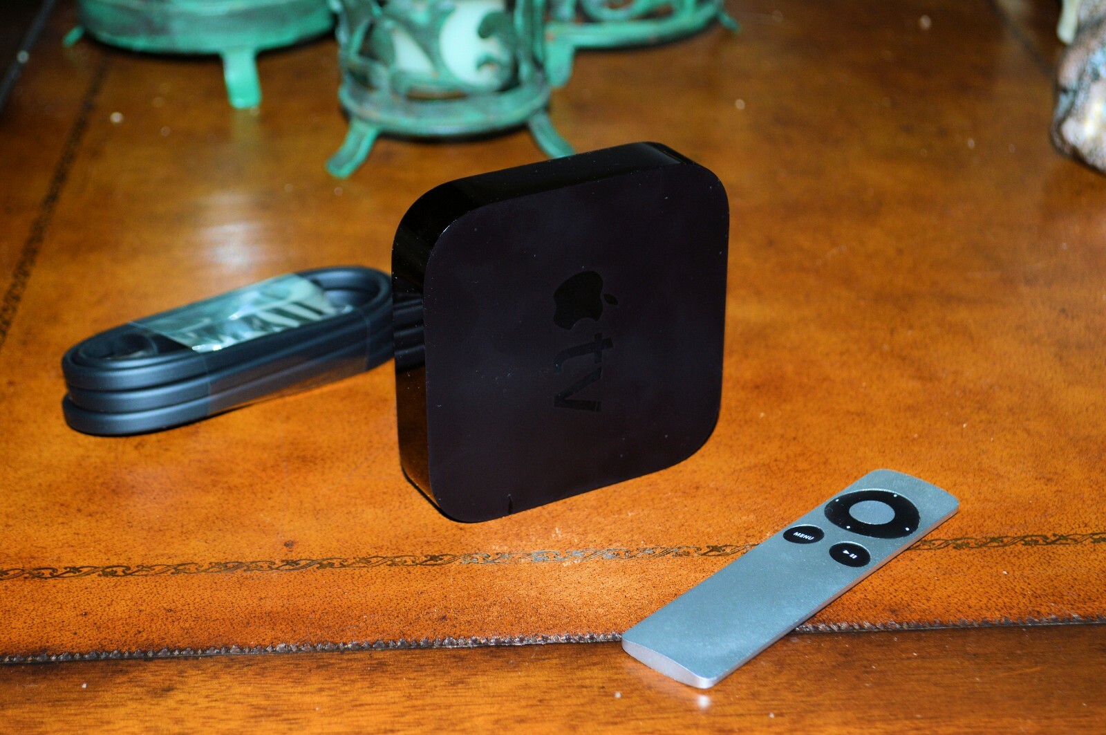 Apple TV Model A1427 – Resolution 720p-1080p w/ Charger Cable + Remote Control