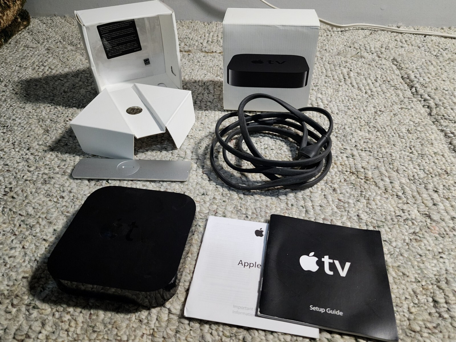 Apple TV A1378 2nd Gen HDMI 8GB Media Streamer Remote Power Cord Box Very Clean