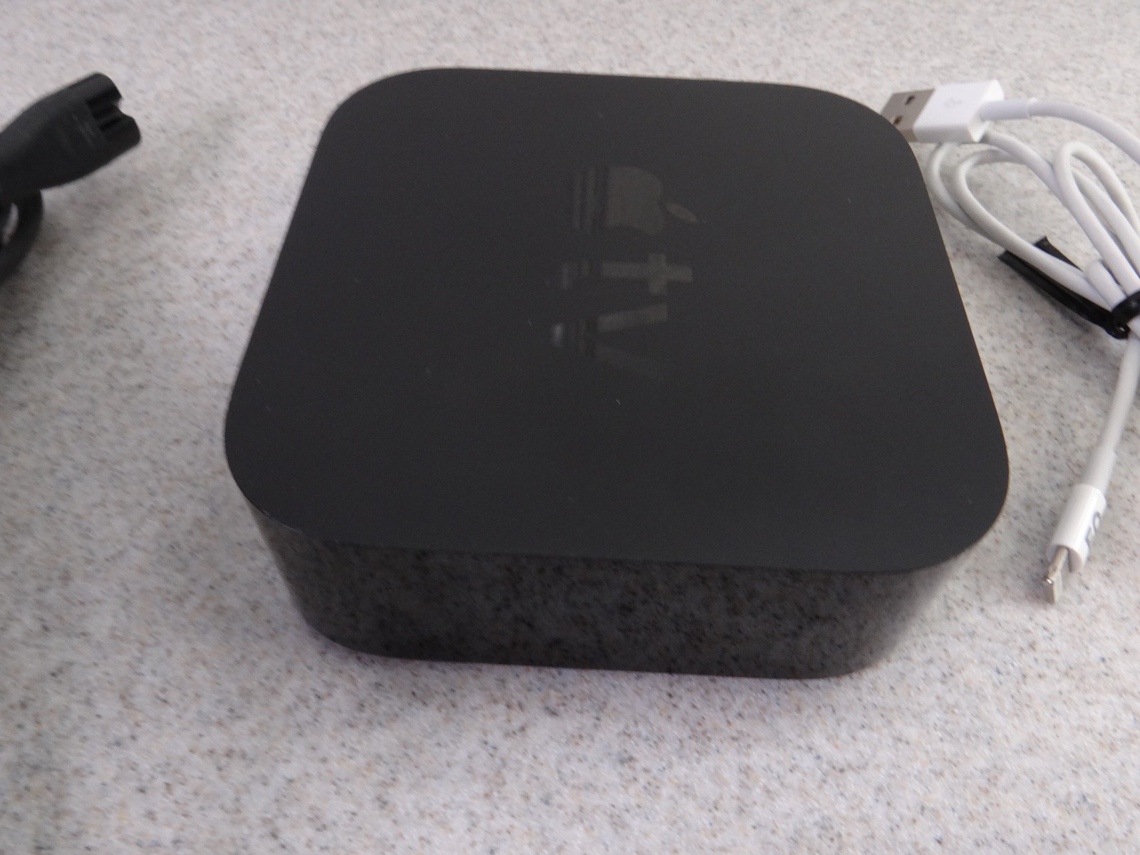 Apple TV 4K 1st Gen 32GB Digital HD Media Streamer A1842 WiFi + Ethernet