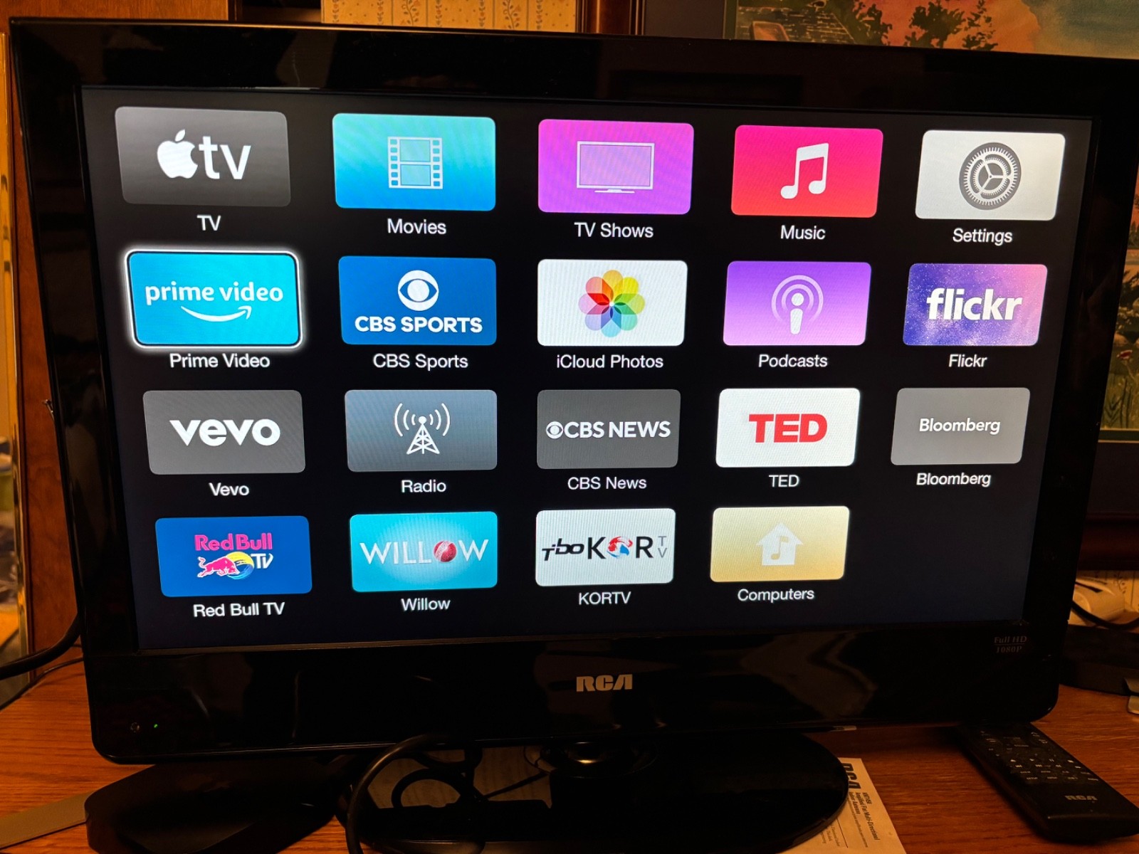 Apple TV 1st Gen Black with Remote and Power Cable, used working