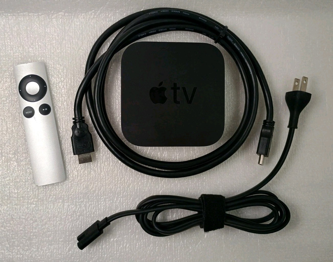 Apple TV HD 4th Gen 32GB Model A1625 Power Cord HDMI Cable & Remote, Reset
