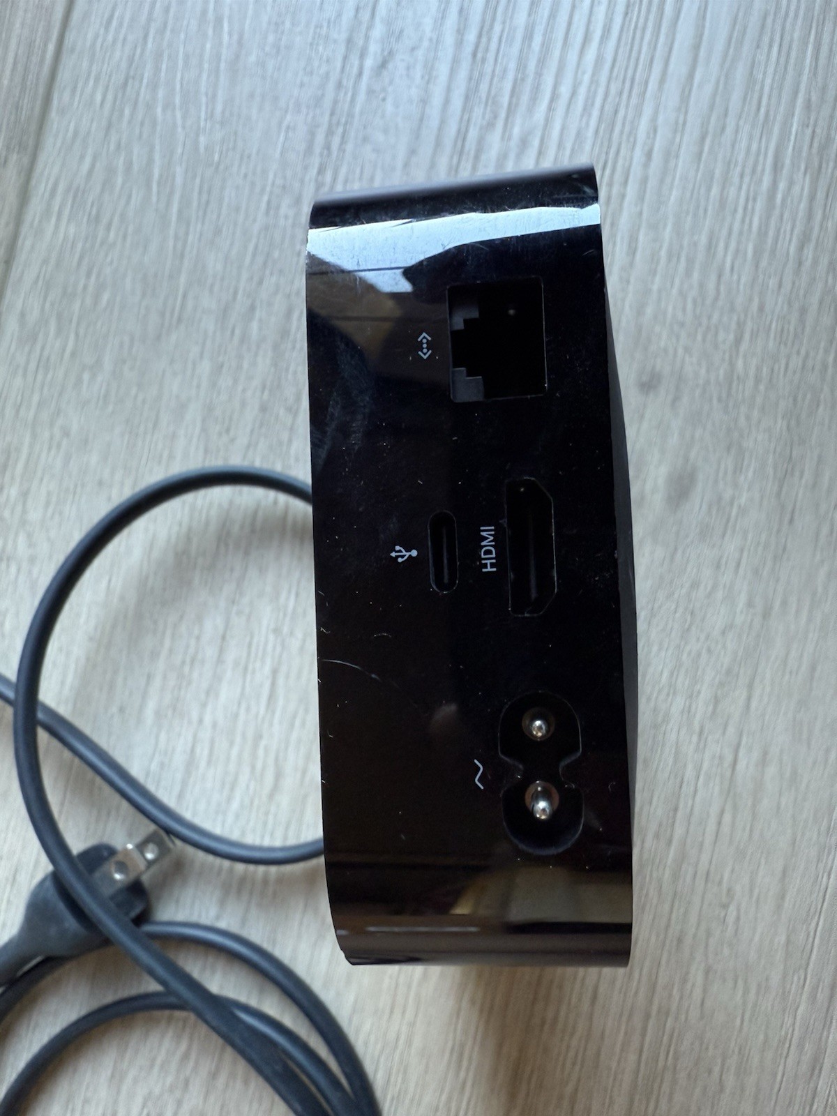 Apple Tv WiFi + Ethernet Media Streamer Black + box + power cord