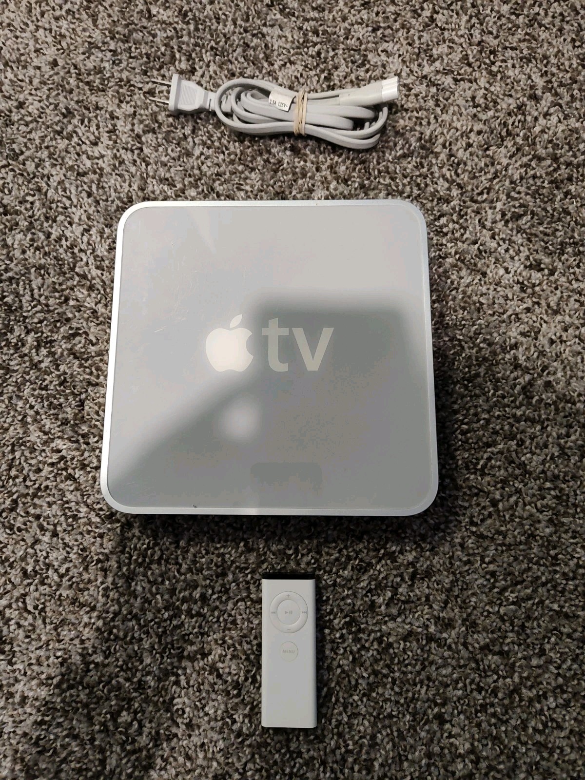 Apple TV 1st Gen A1218 w/ Remote – Powers On To Question Mark – For Parts