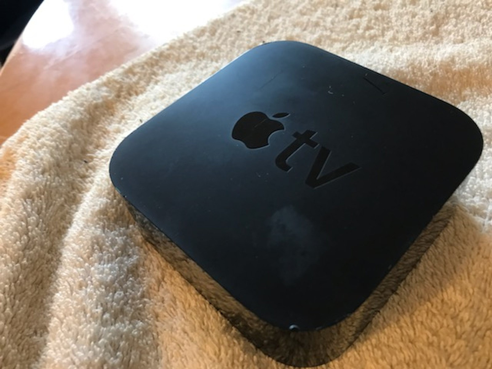 Apple TV 4th Gen 32GB 1080p HD Media Streamer A1625 remote and Power/HDMI cables