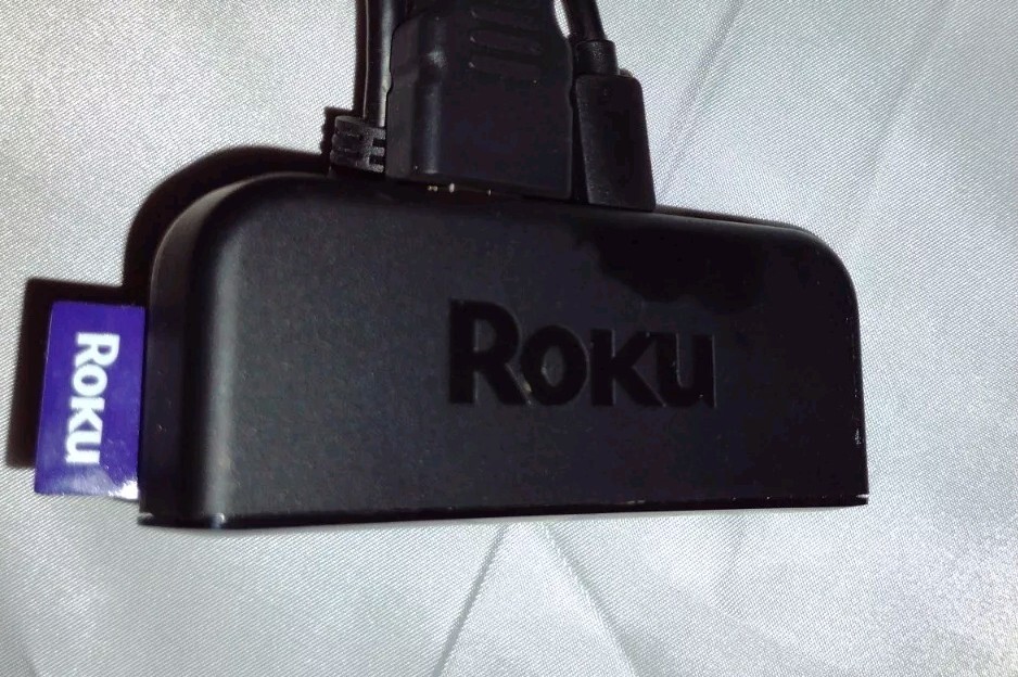 Roku Digital Streamer Netflix Hulu Sling Vudu W/HDMI Cord And Remote Pre-owned