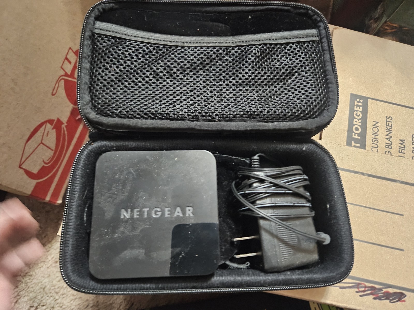 NetGear NTV300 HD Media Streaming Player  with Charger and case. UNTESTED