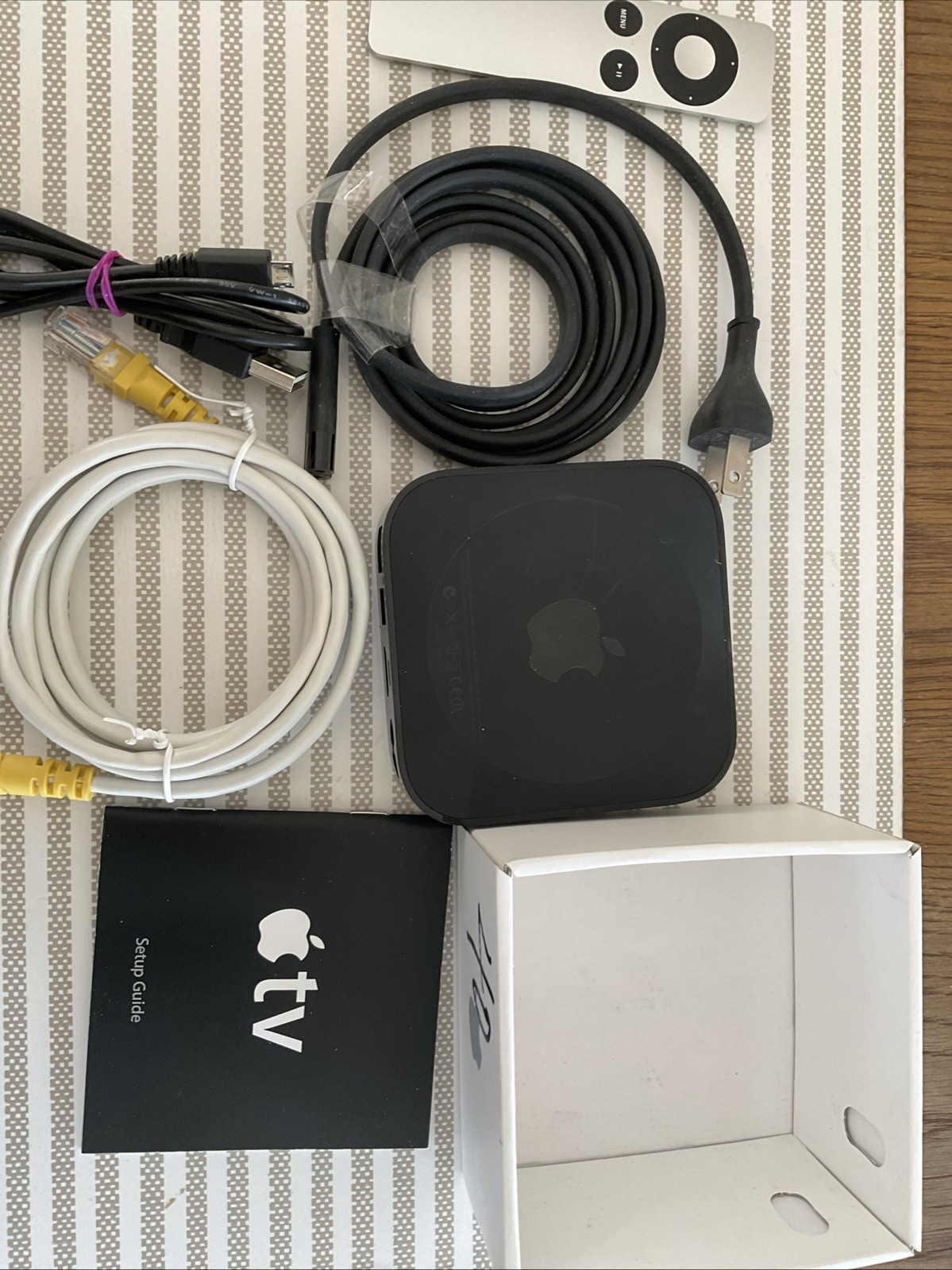 Apple TV (2nd Generation) HD Media Streamer -A1378 With Remote Control