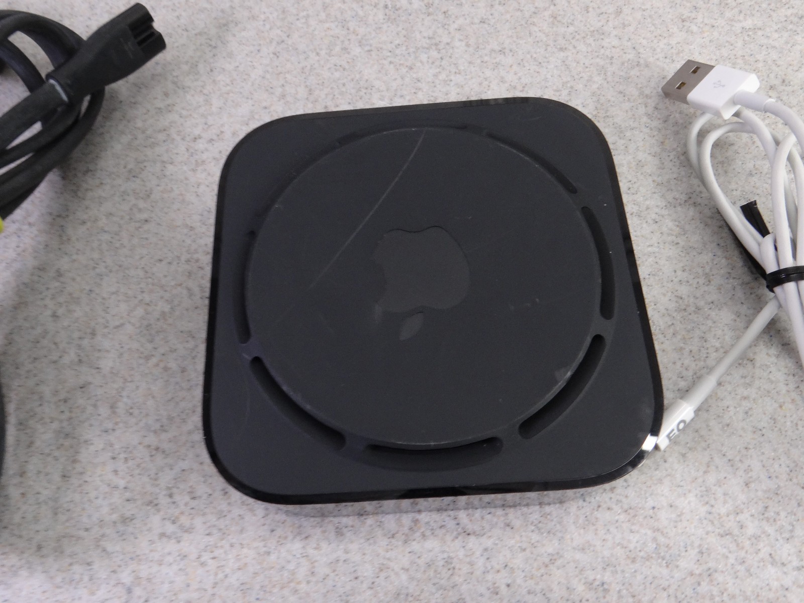 Apple TV 4K 1st Gen 32GB Digital HD Media Streamer A1842 WiFi + Ethernet