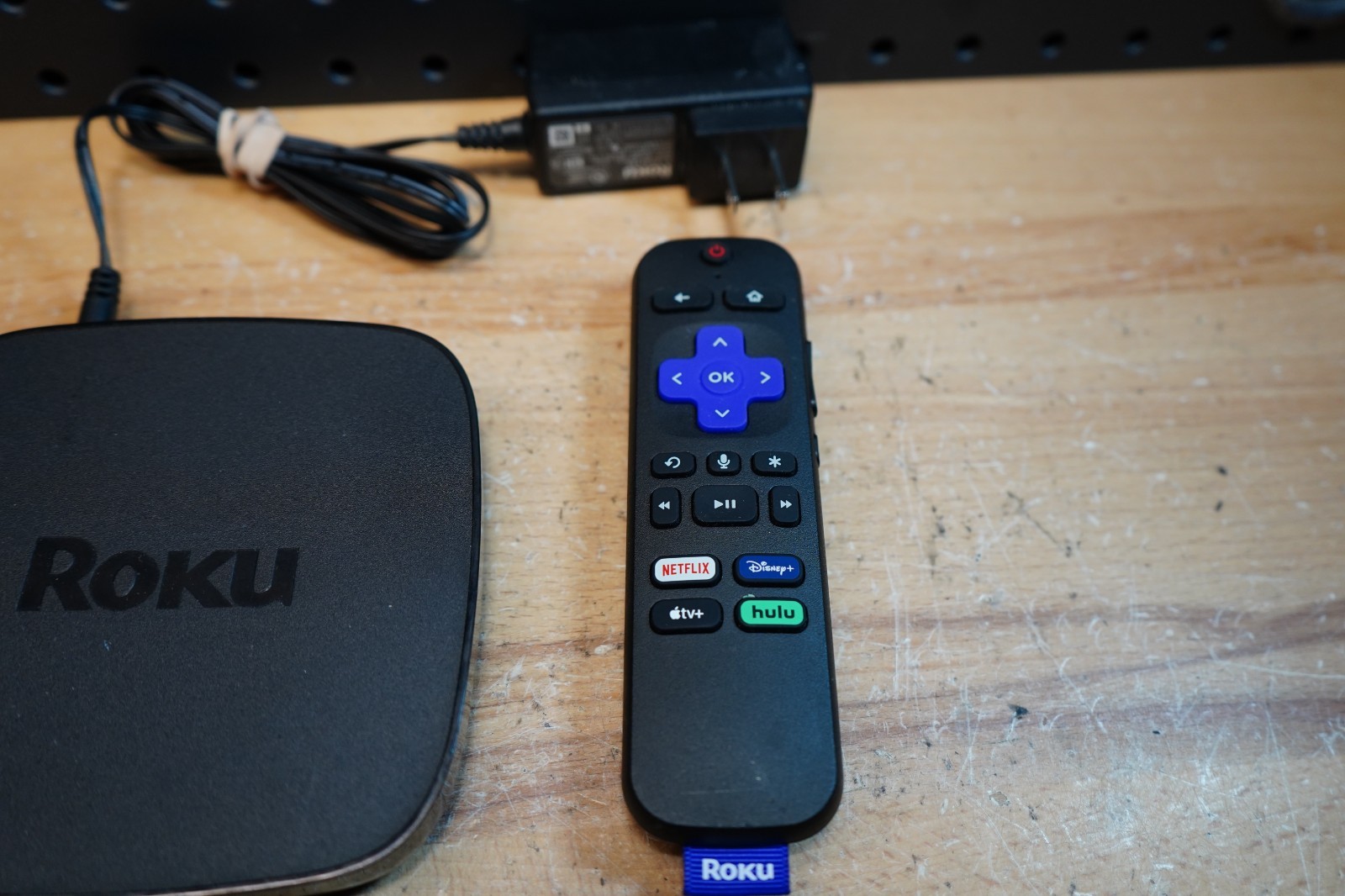 (D) Roku Premiere+ 4630X 4K HDR Streaming Media Player Voice Remote + Power