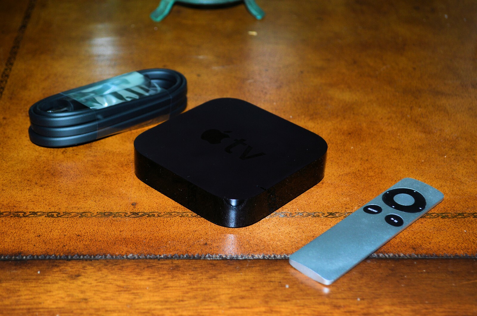 Apple TV Model A1427 – Resolution 720p-1080p w/ Charger Cable + Remote Control