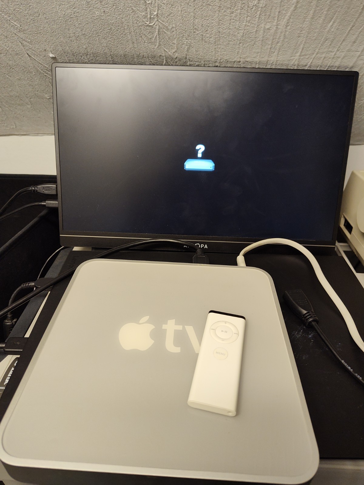 Apple TV 1st Gen A1218 w/ Remote – Powers On To Question Mark – For Parts
