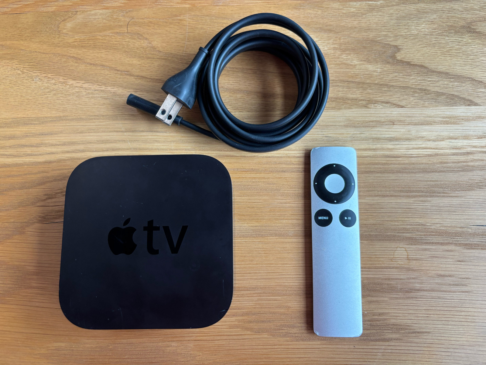 Apple TV 4th Gen 32GB A1625 HD 1080p Media Streamer w/ Remote & Power