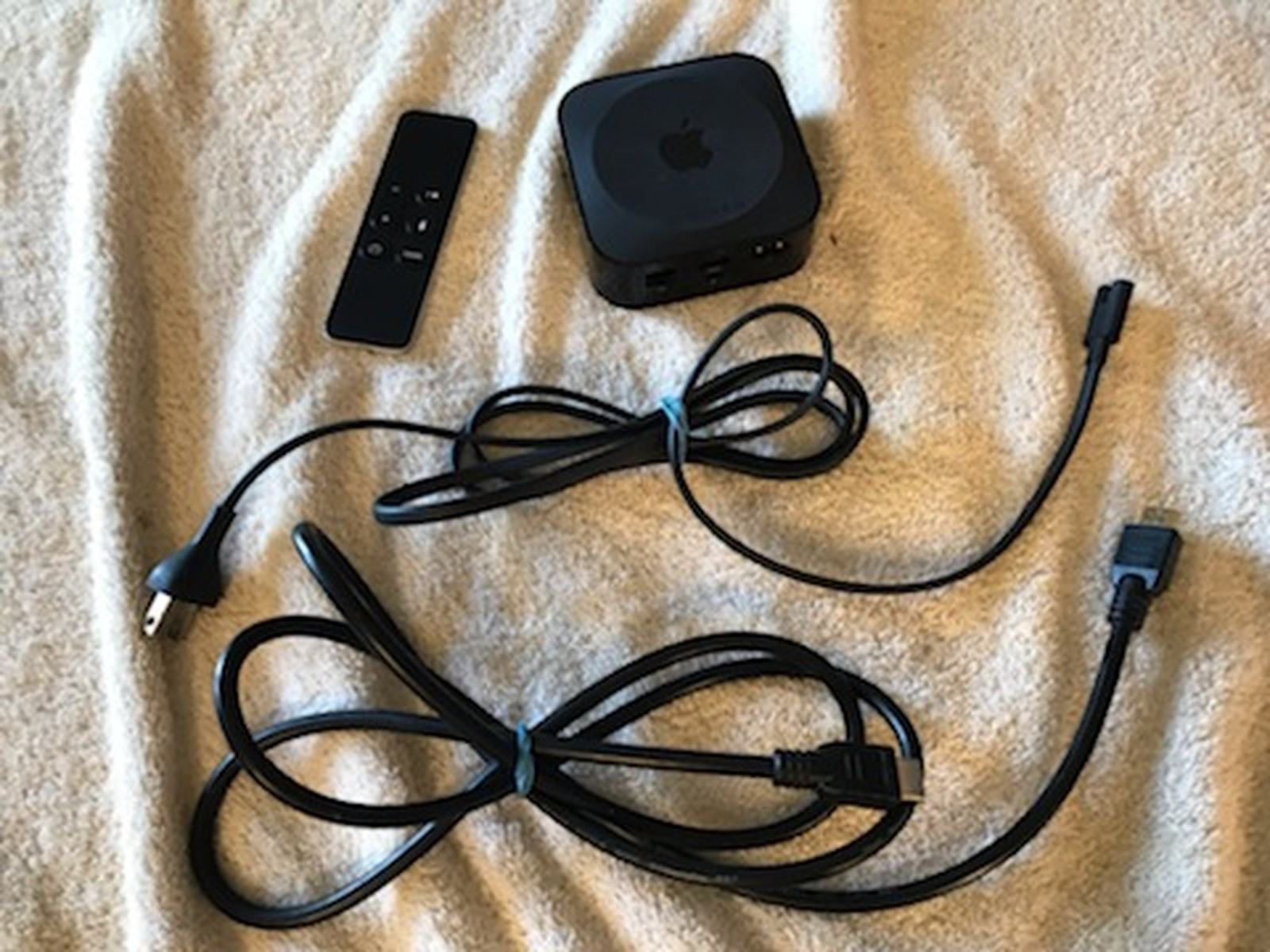 Apple TV 4th Gen 32GB 1080p HD Media Streamer A1625 remote and Power/HDMI cables