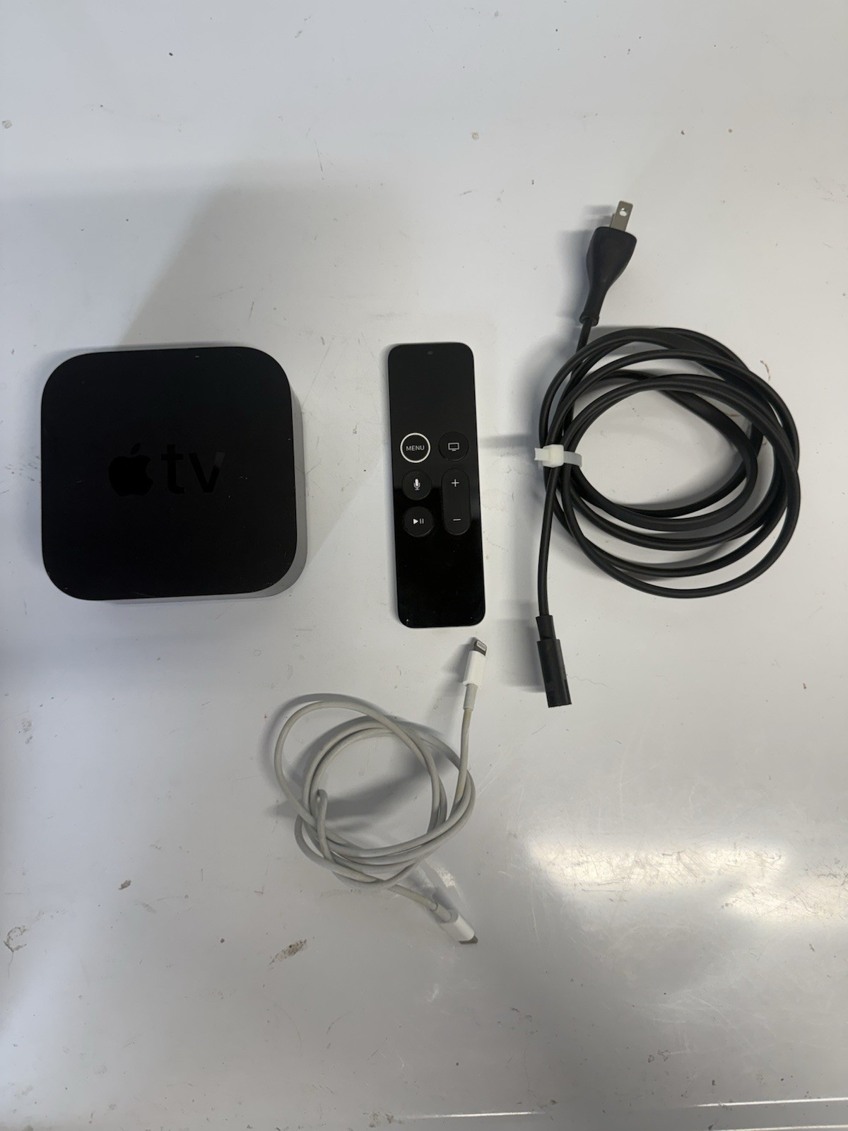 Apple TV A1625 4th Gen 1080p 32gb Media Streamer + A1962 Apple TV Touch Remote