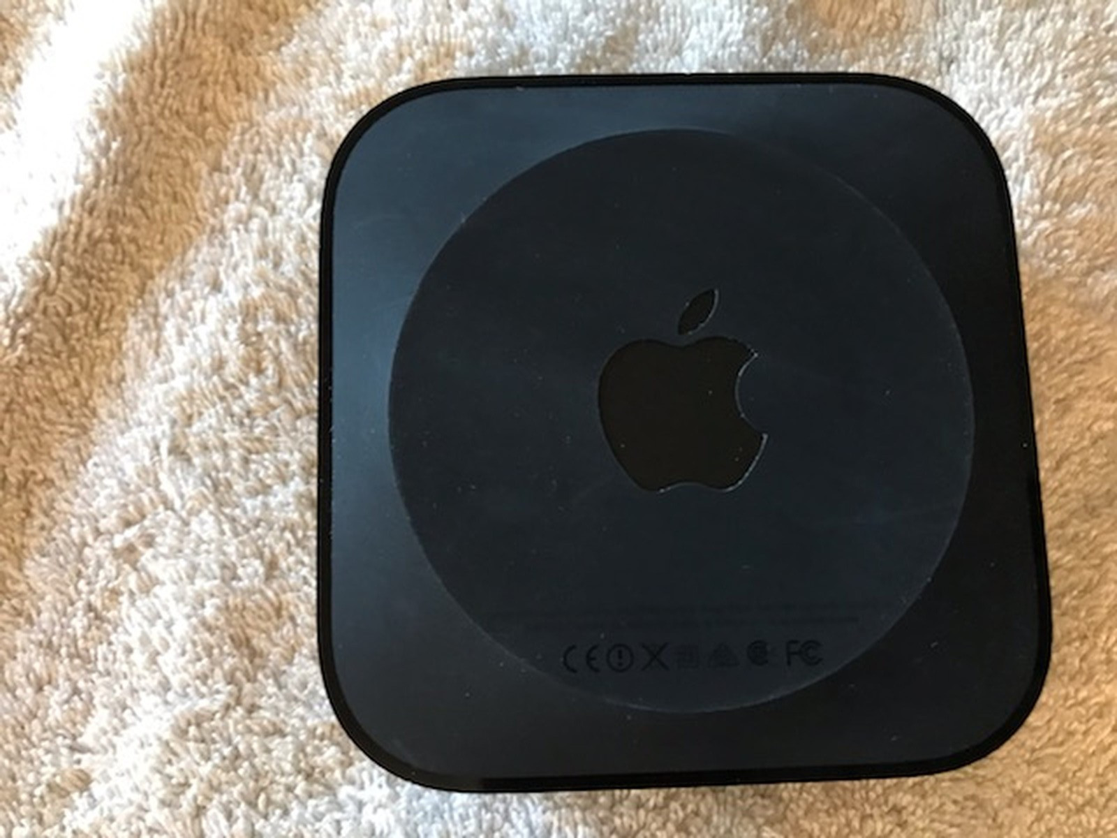 Apple TV 4th Gen 32GB 1080p HD Media Streamer A1625 remote and Power/HDMI cables