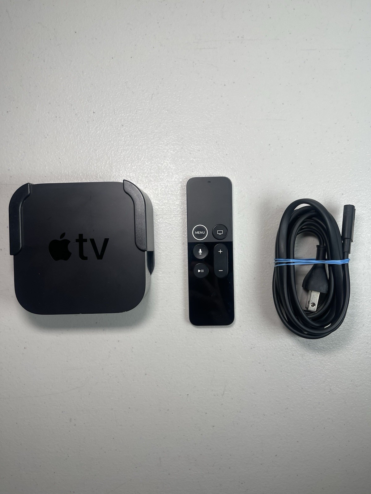 Apple TV 4K 32GB HD Media Streamer Model A1842 1st Generation-w/Remote & Mount