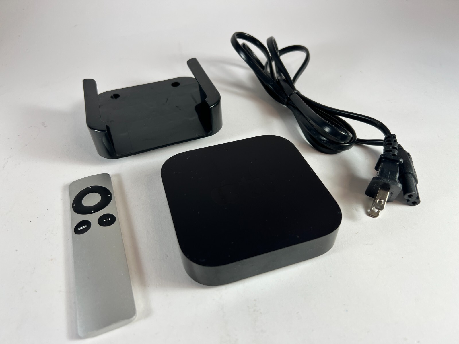 AppleTV A1427 3rd Gen with Remote Control & Innovelis Inc Total Mount