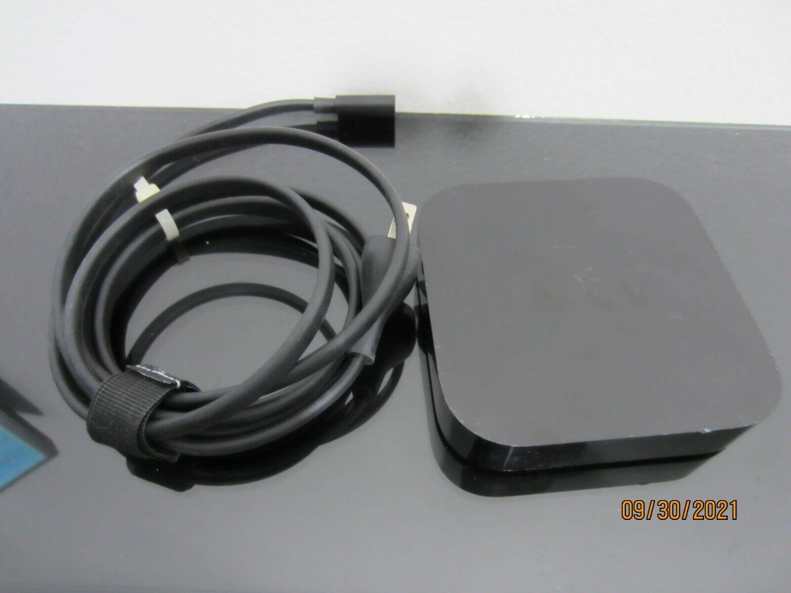 Apple TV (2nd Generation) 8GB Media Streamer – A1378 with HDMI Cable ,NO REMOTE