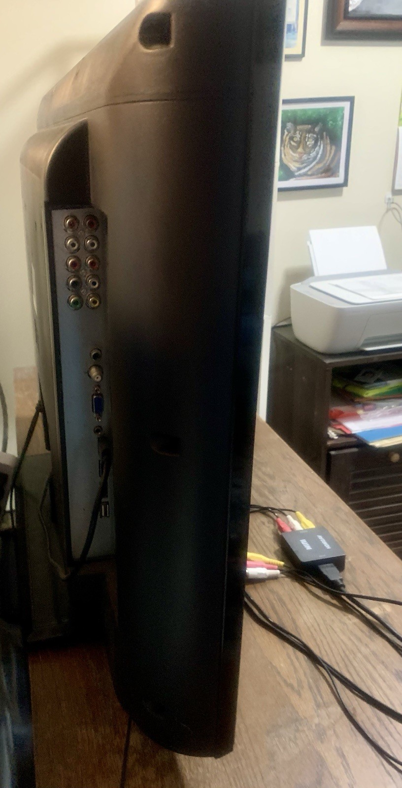 Pre-Owned Element ELEFW328 32″ Remote included + a free roku device